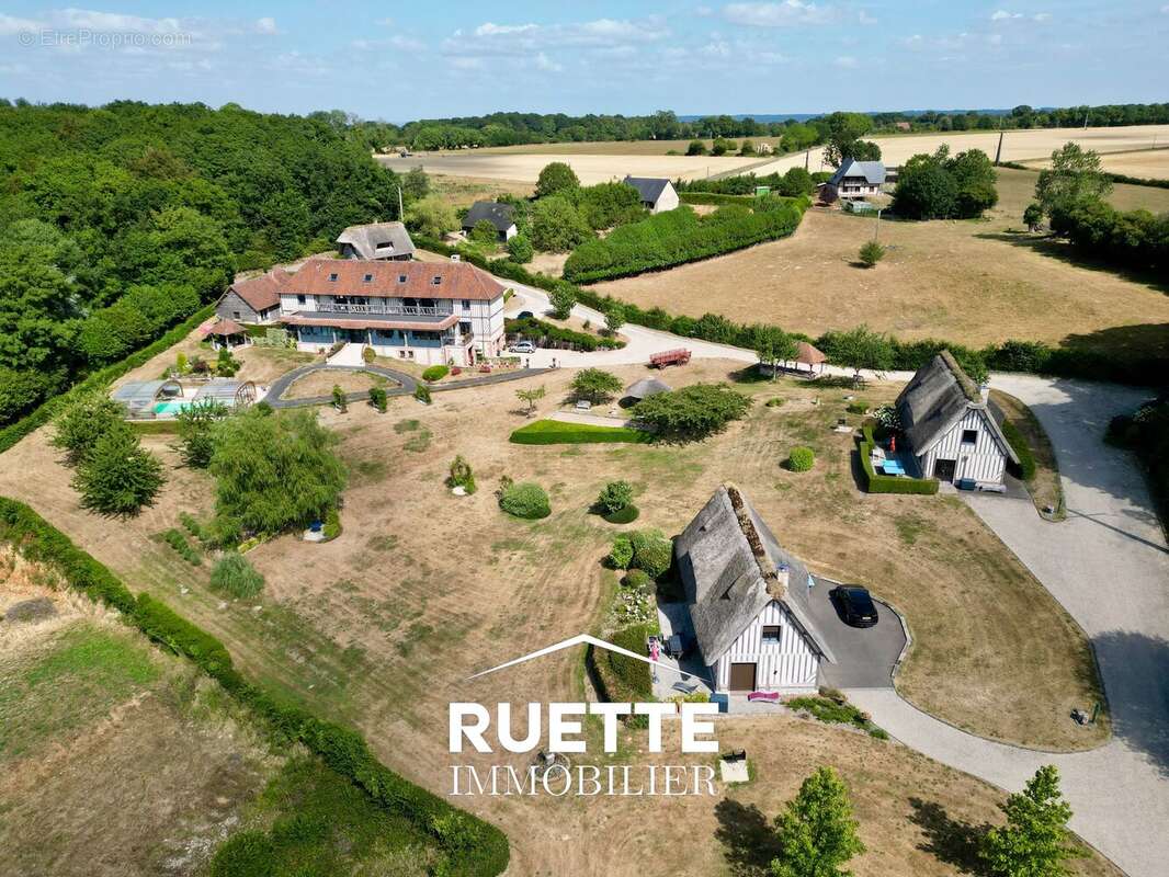 Maison 1049 m² à Saint-Samson-De-La-Roque  - photo 2