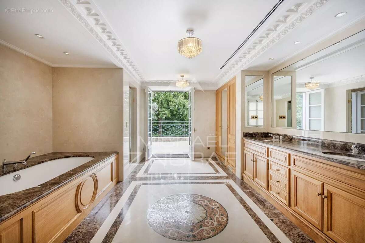 Maison à NEUILLY-SUR-SEINE