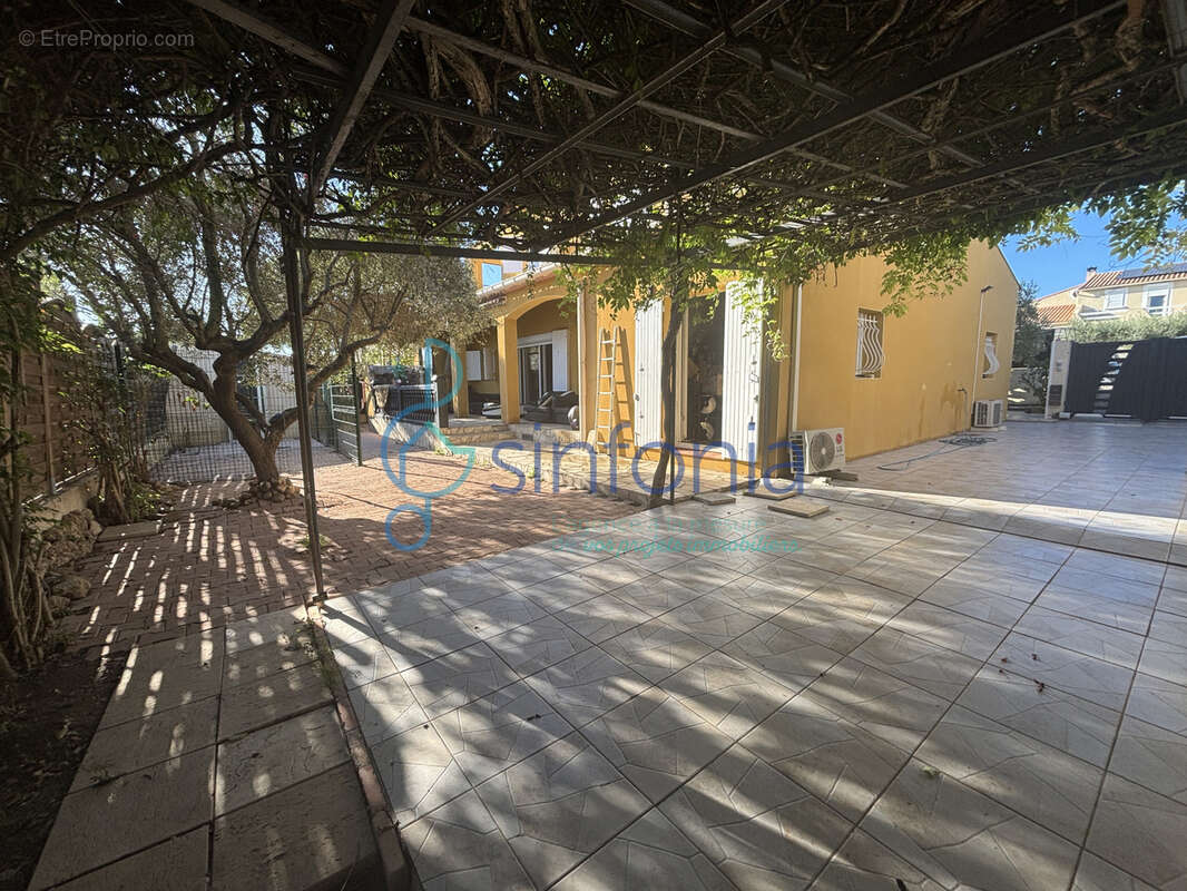 Maison à GALLARGUES-LE-MONTUEUX