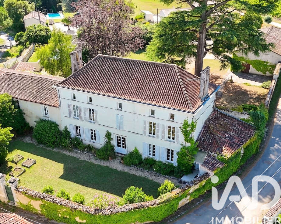 Maison 335 m² à Bourg-Charente  - photo 2