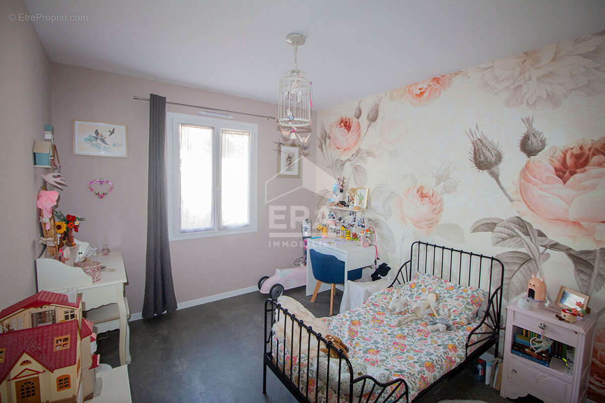 À vendre - Maison contemporaine de plain-pied avec piscine - 152 m² - Saint-Sauveur-d'Aunis - photo 9