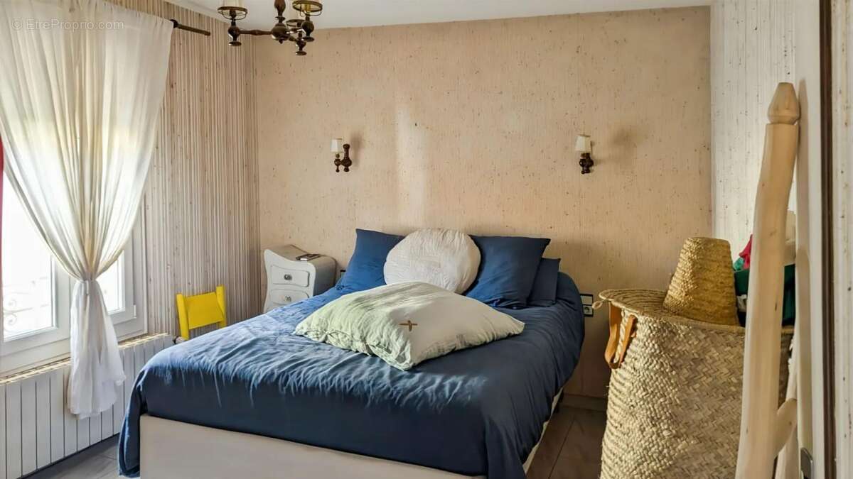 Maison à SAINT-LAURENT-DE-LA-SALANQUE