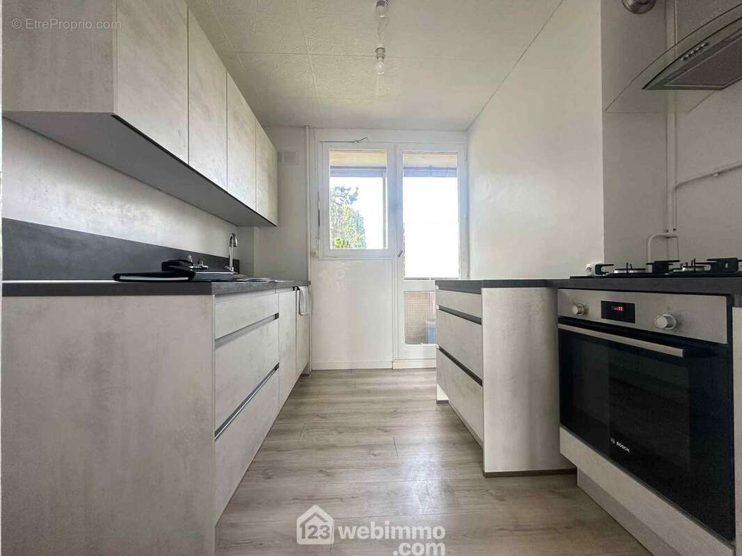 A ses cotés, la cuisine équipée - Appartement à LAON