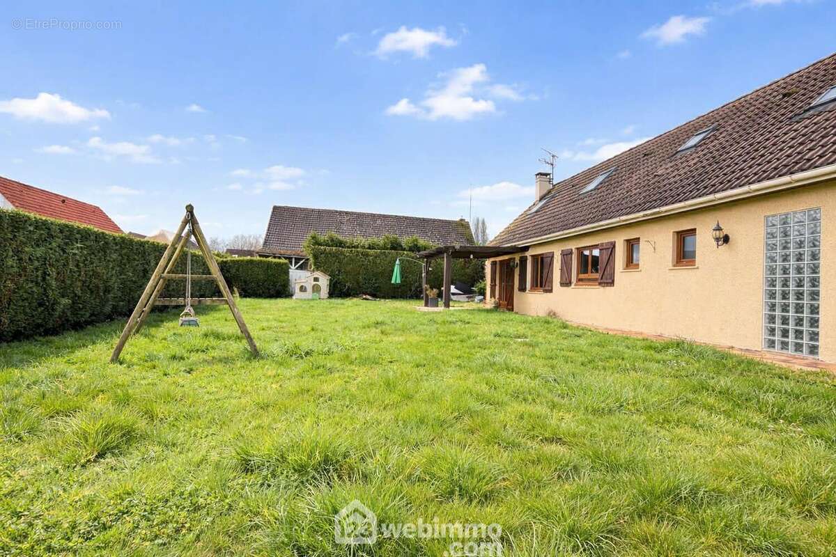 Erigé sur un terrain entièrement clos de 662 m² - Maison à FRESSANCOURT