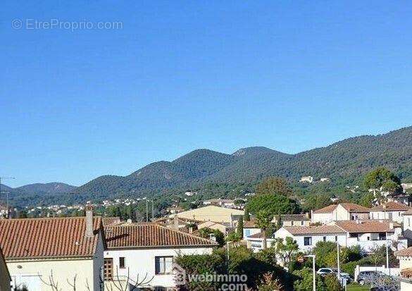 Depuis la chambre, une vue apaisante sur les collines et le ciel azur. - Appartement à SAINTE-MAXIME
