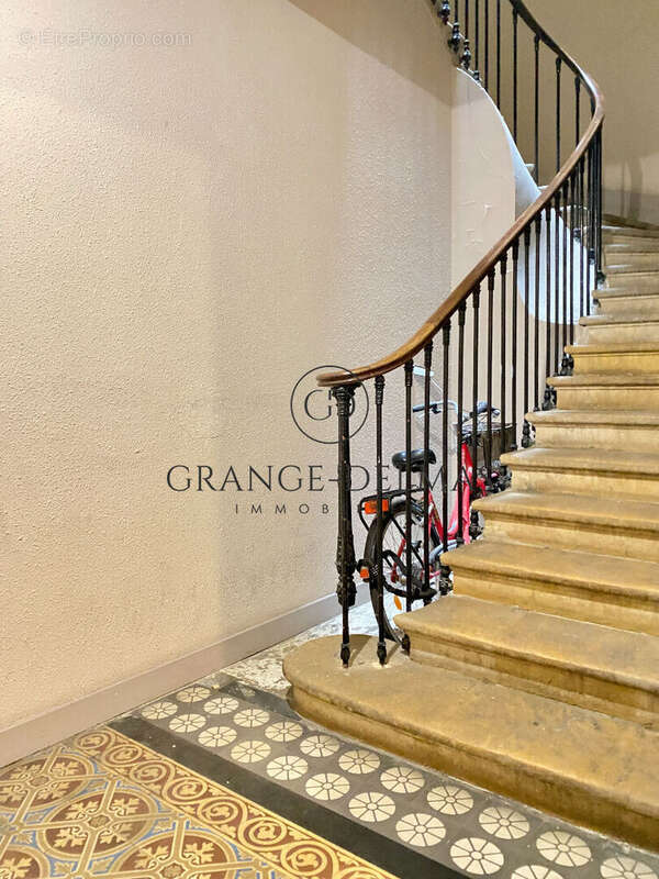 Appartement rénové immeuble pierre - TRIANGLE D'OR - photo 11