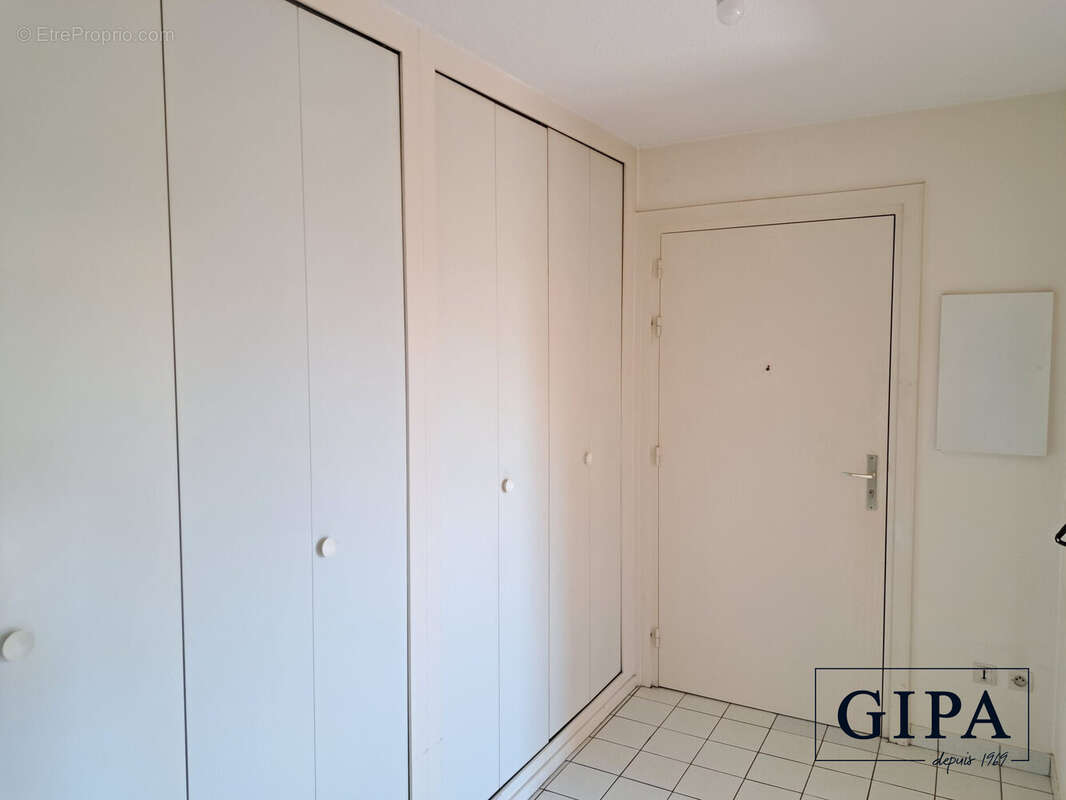 L'entrée avec placards  - Appartement à OSTWALD