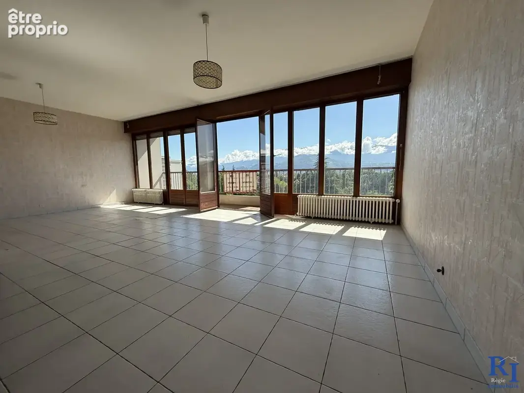 Séjour double avec balcon 6m2