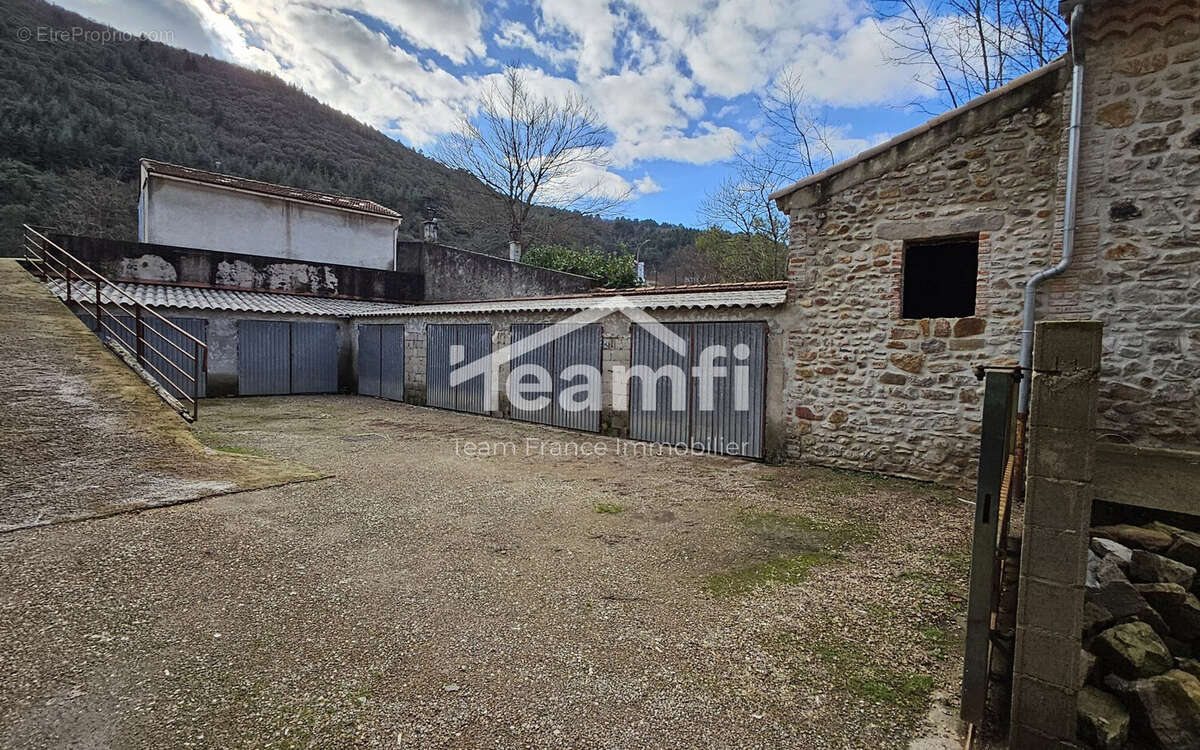 5 garages - Appartement à BESSEGES