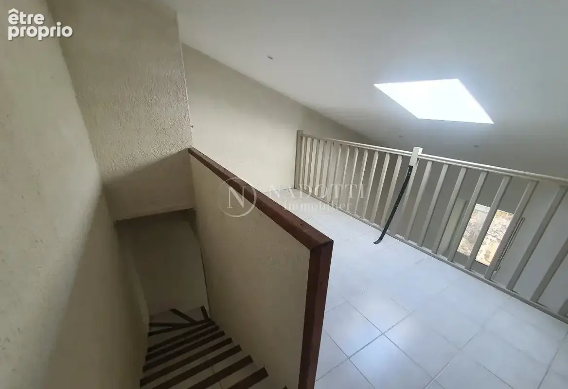 Lauris - Appartement T3  65 m2 - photo 5