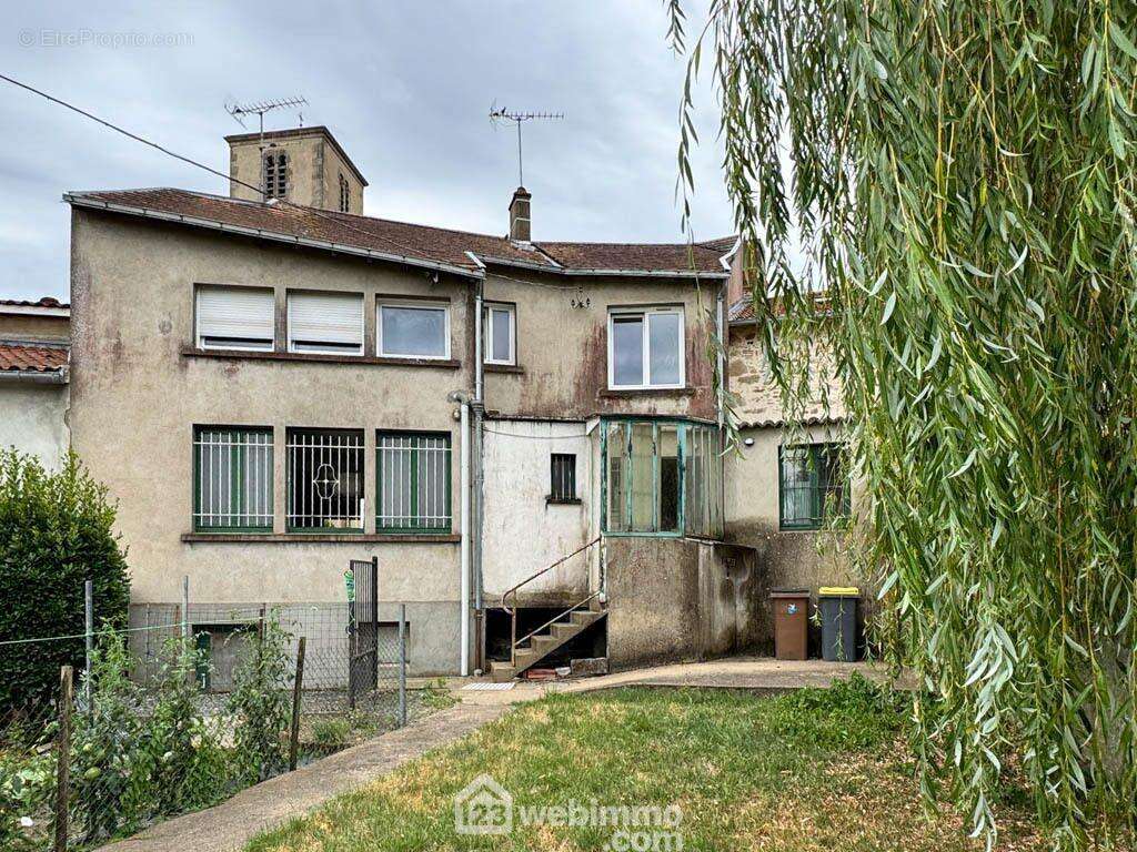 Le jardin est entièrement clos... - Maison à LA ROMAGNE