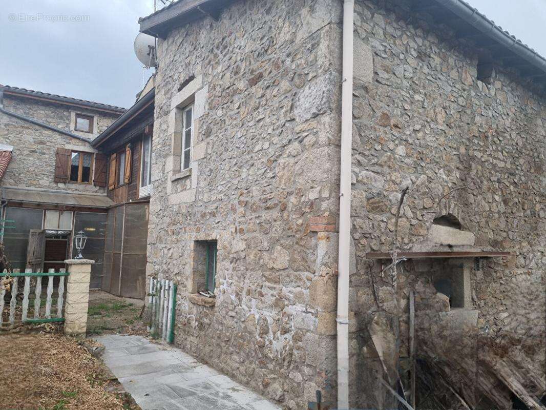 PELUSSIN CENTRE 42410 Maison  de village en pierres avec extérieur 134m² 3 chambres - photo 11