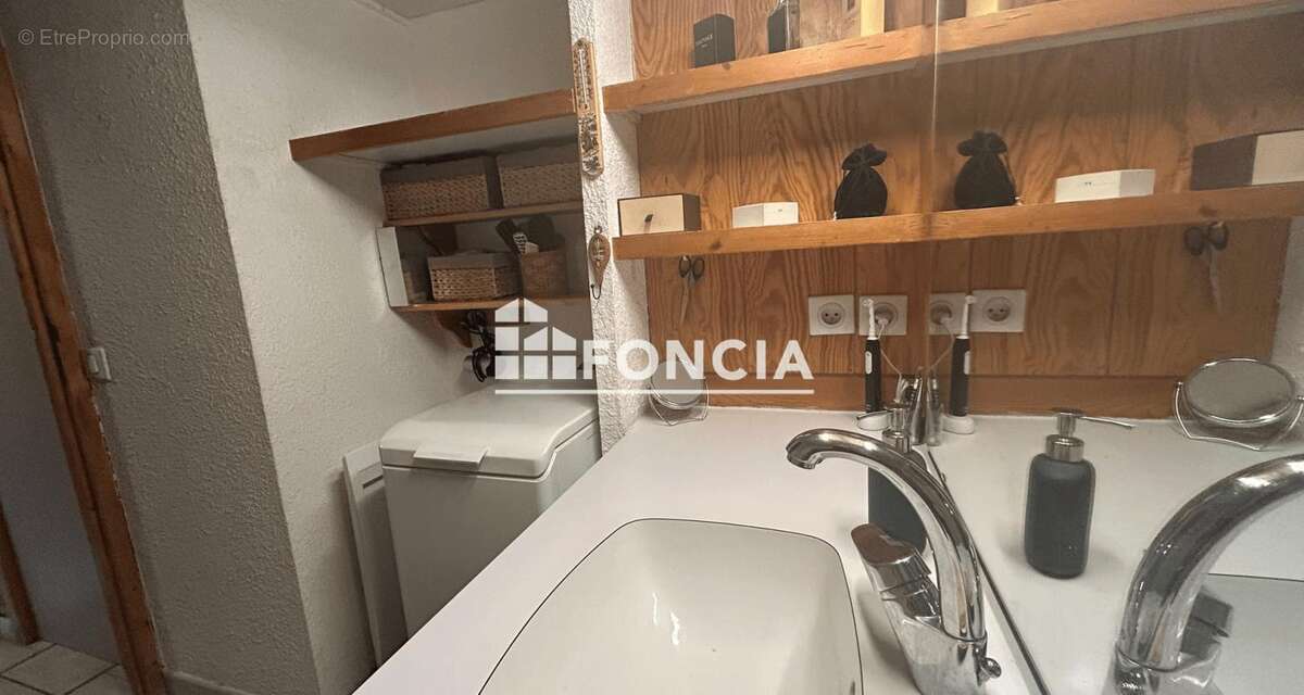 COUP DE CŒUR ! Appartement skis aux pieds rénové – Charme savoyard & DPE E - photo 12