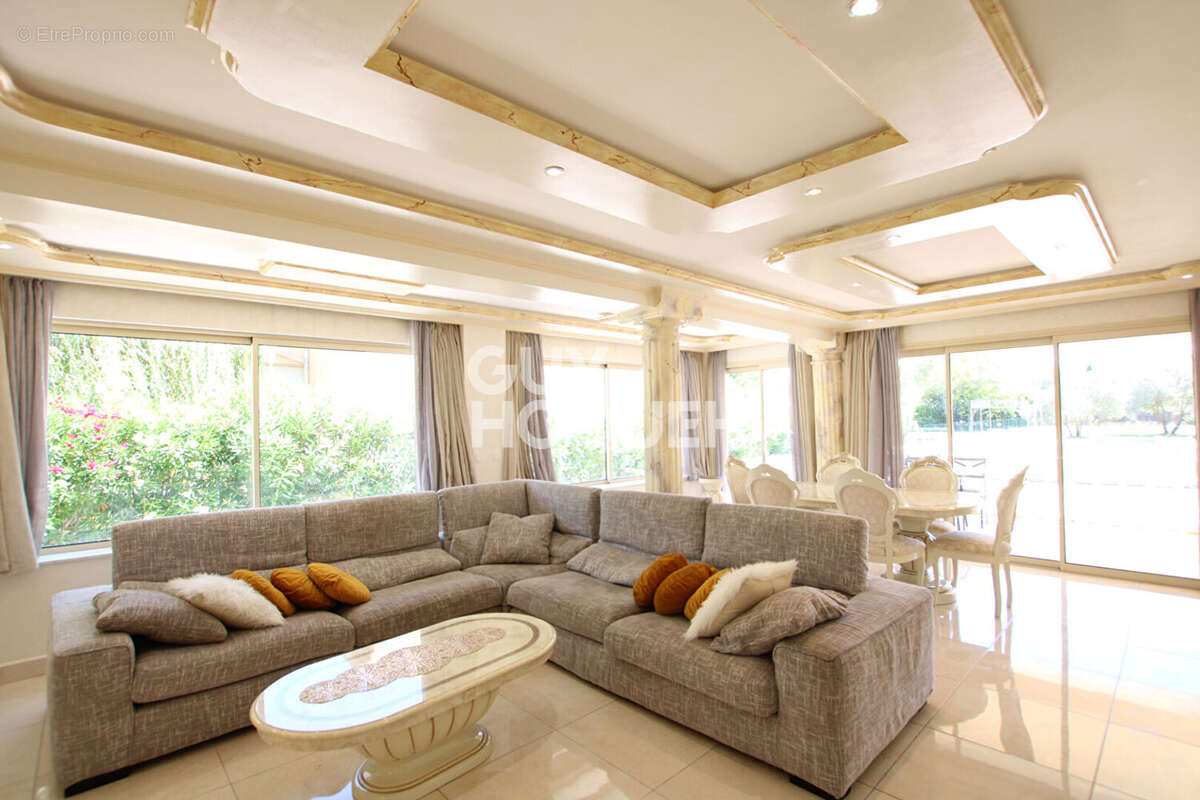 Maison à ENTRAIGUES-SUR-LA-SORGUE