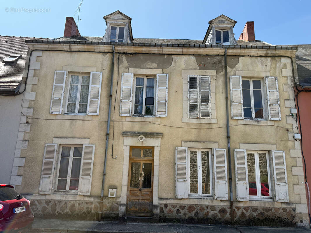 Auv 1227 : Maison de bourg à rénover, jardin, garages et grange - photo 2