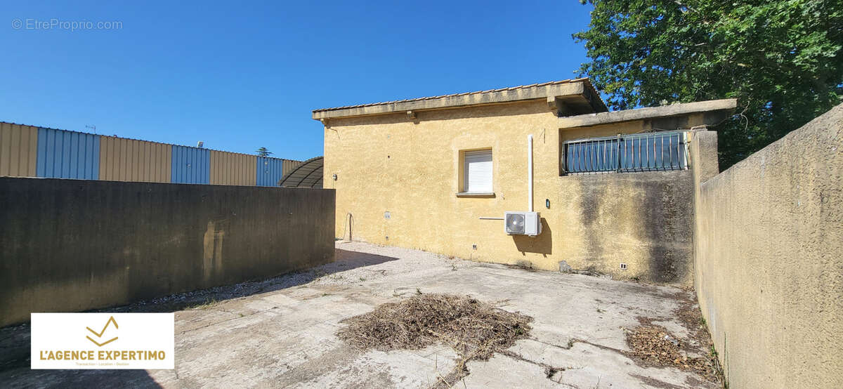 Commerce à ENTRAIGUES-SUR-LA-SORGUE
