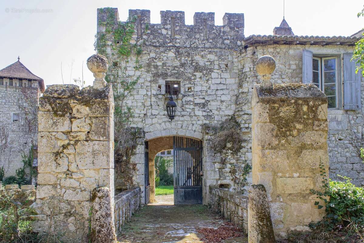 Superbe Château médiéval chargé d'histoire entouré de plus de 200 hectares - photo 18