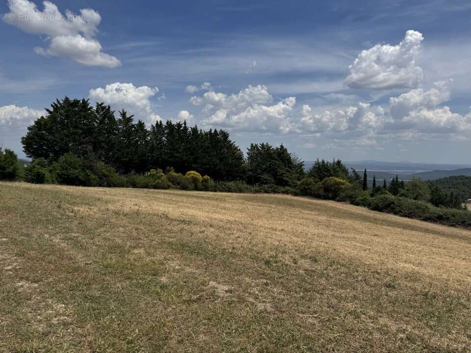 Terrain 580 m² à Montfuron  - photo 2