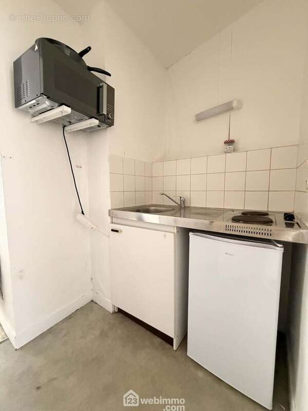 A ses cotés, la cuisine aménagée - Appartement à LAON