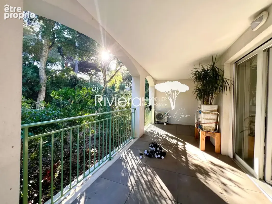 Grand 2 pieces avec double garage et piscine ! - photo 1