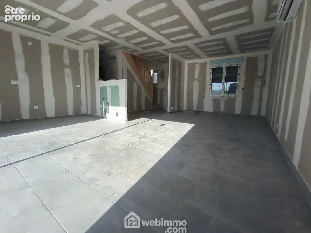 La pièce de vie très lumineuse de 38 m² avec finition de peinture....