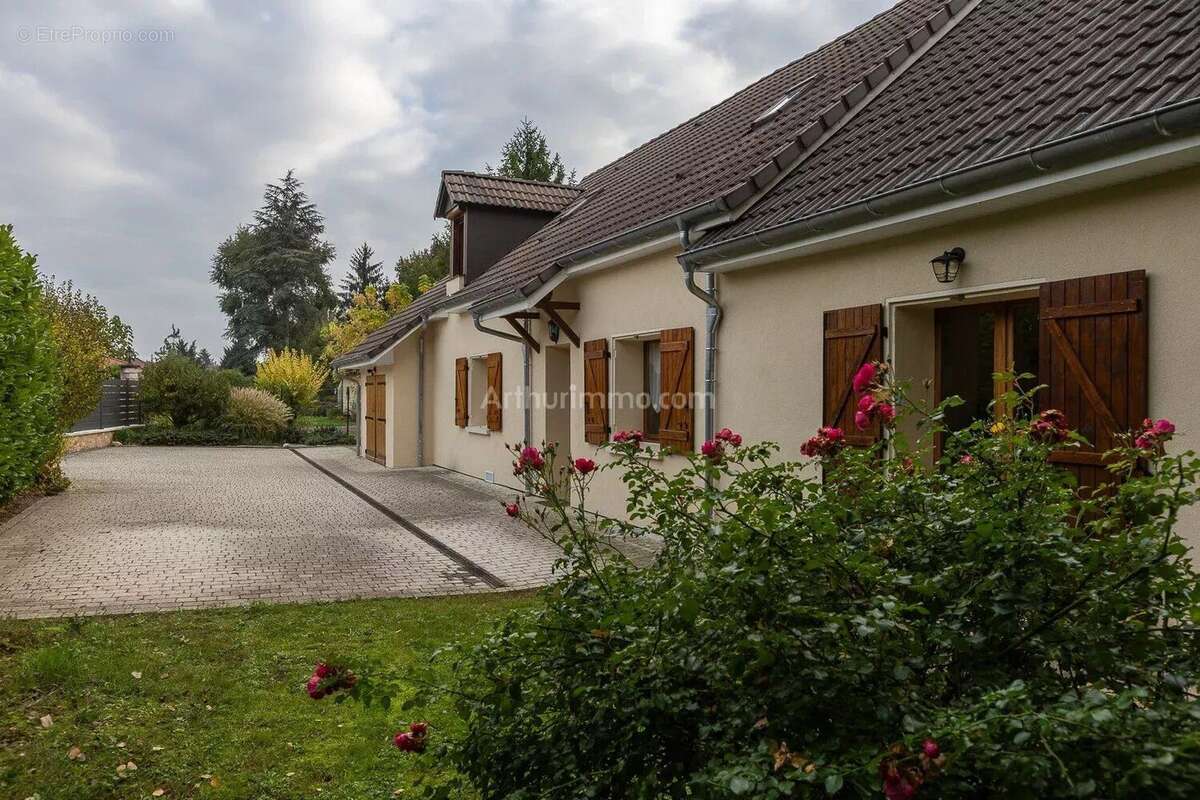 Maison à VEZERONCE-CURTIN