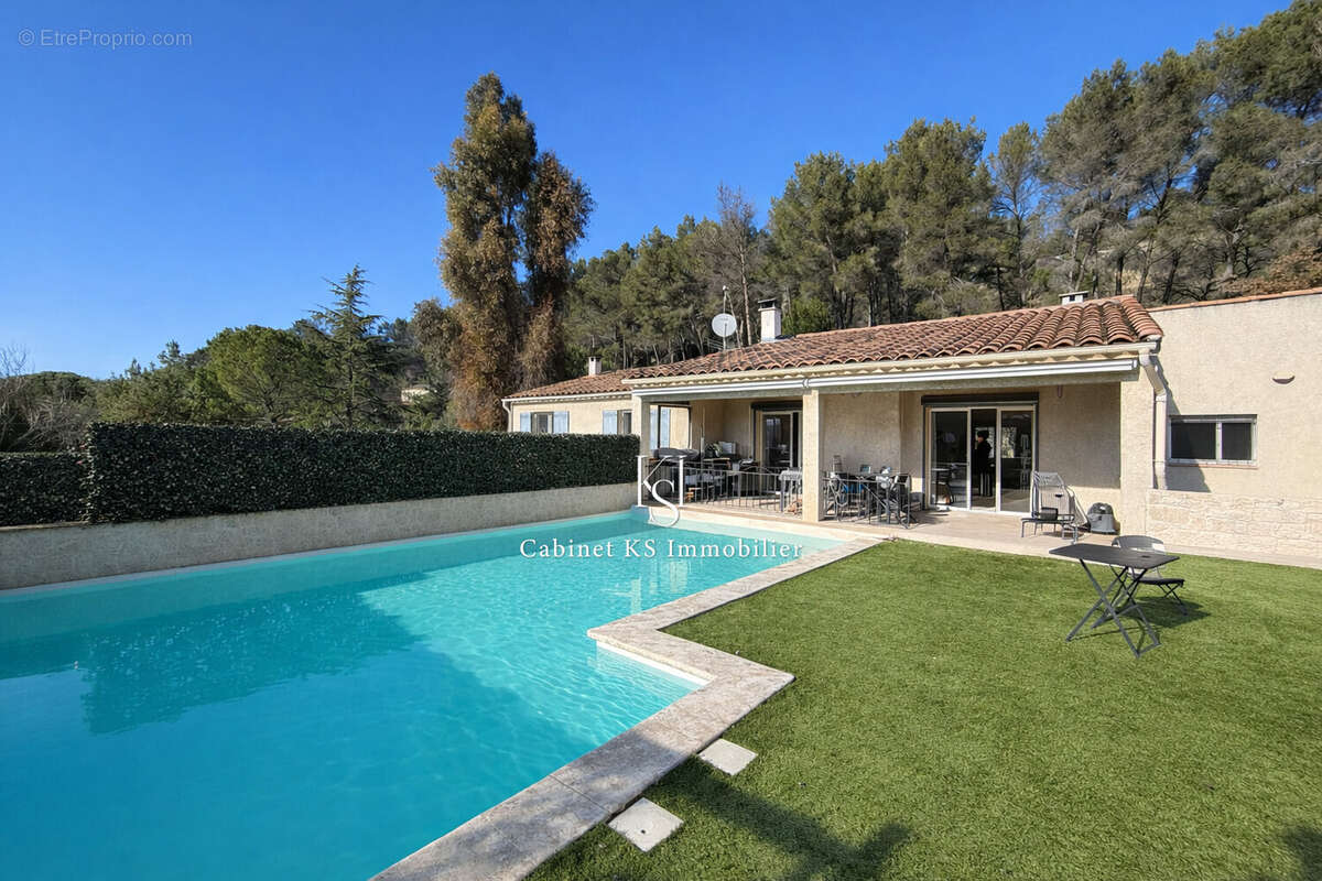 Maison 277 m² à Chateauneuf-Le-Rouge  - photo 2