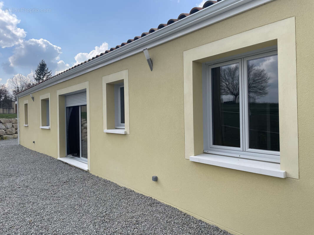 Salles d'angles maison de plain pied 3 chambres garage terrain de 1200 m2 - photo 3
