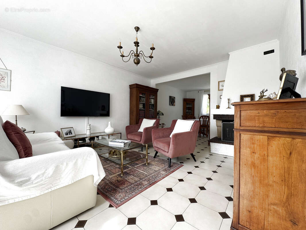 FOSSES maison individuelle élevée sur sous sol total et 509 m2 de terrain - photo 3