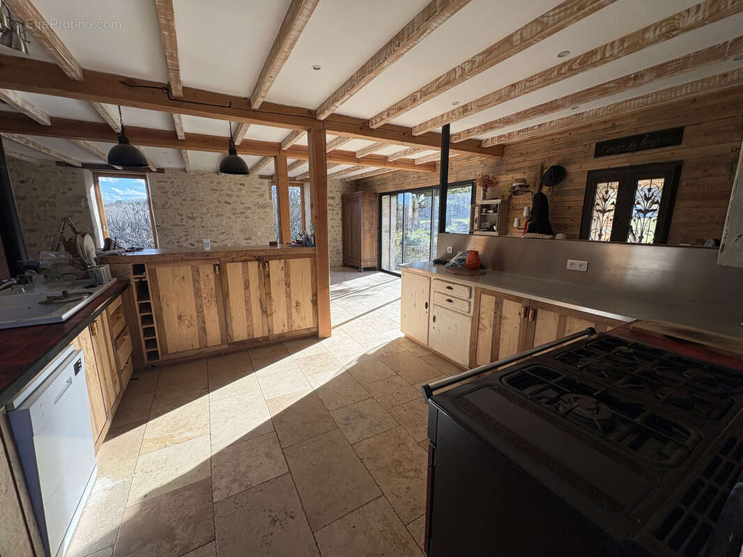 Propriété en pierre avec grange, pigeonnier et dépendances   Terrain 7 000 m2 - photo 5