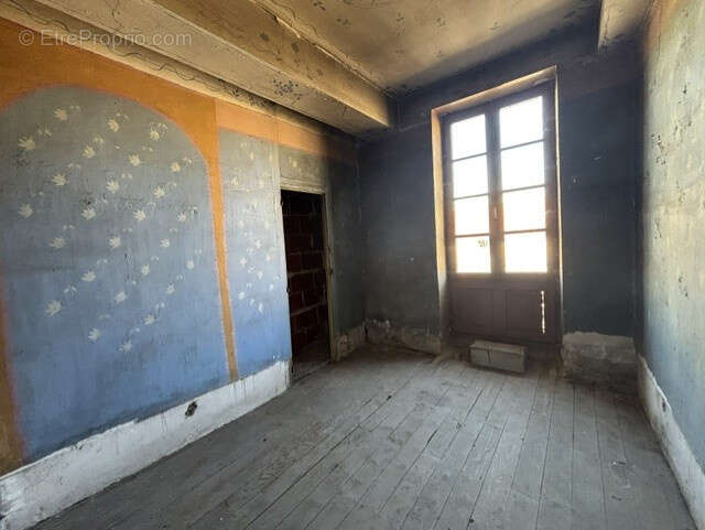EXCLUSIVITE à AUTUN, Plateau de 65m2 en RDC à aménager avec garage et courette. - photo 4