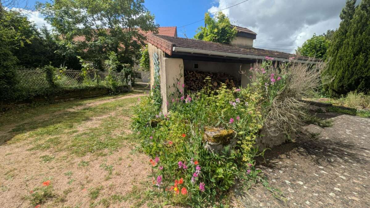 Sur Montaigu le blin, longère et dépendances - photo 5