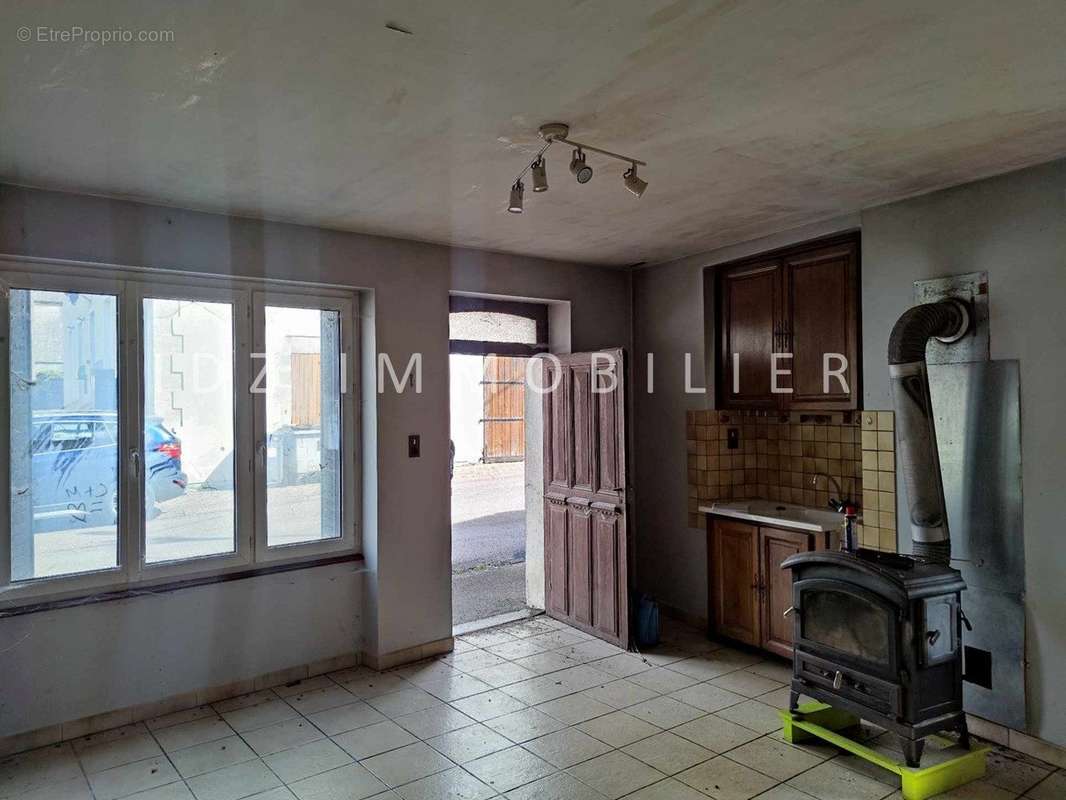 ENTREE SUR CUISINE OUVERTE - Maison à AILLIANVILLE