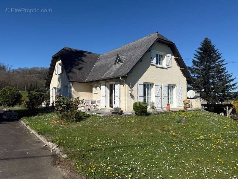 Grande maison avec dépendance sur 3460 m² de terrain - photo 2