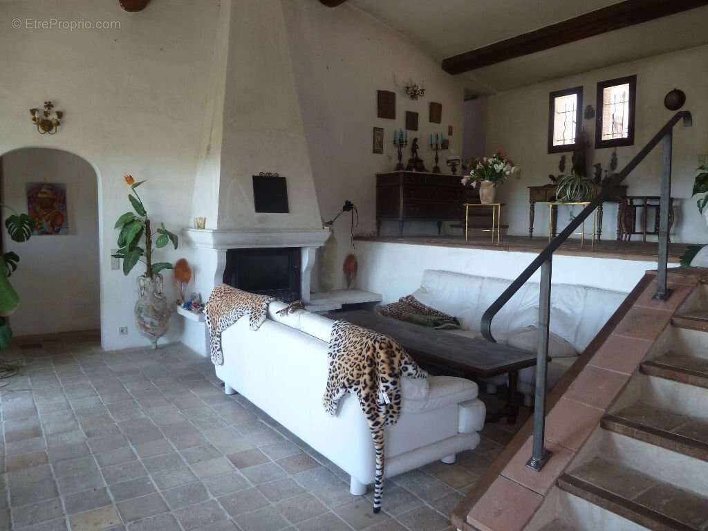 Salon Carrelage Cheminée Hauteur sous plafond - Maison à TOURRETTES-SUR-LOUP