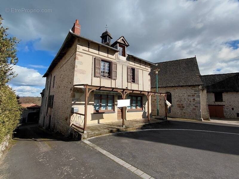 Grande maison rénovée de 220 m² avec atelier, terrasse panoramique et verger – Mourjou (Puycapel  cantal) - photo 1