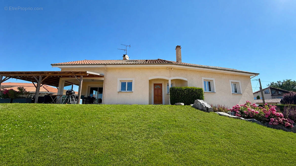 Maison à CHAZELLES-SUR-LYON