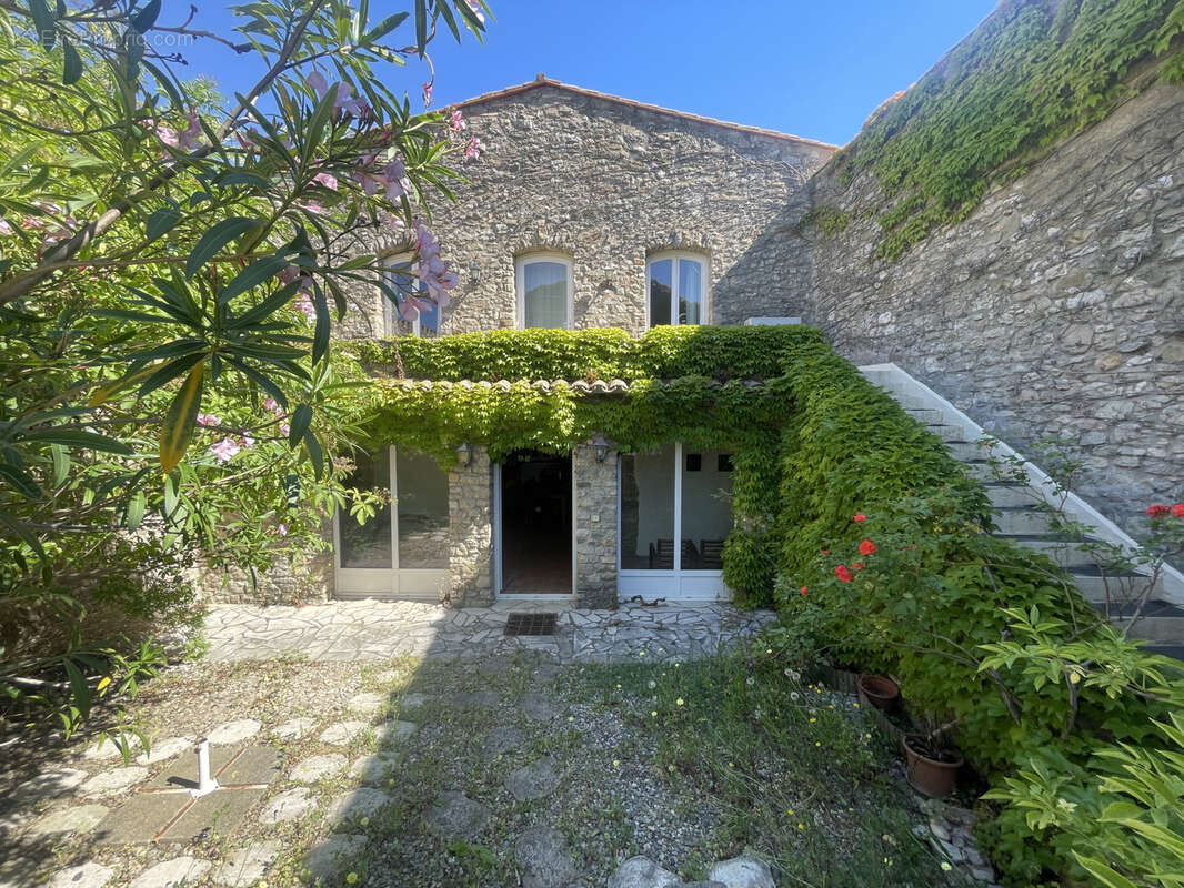 Proche carcassonne - maison 250 m2 - piscine - 2 terrasses - jardin - parking privatif - photo 3