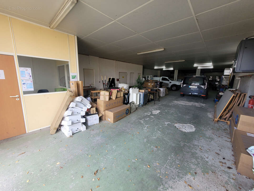 Local d'activite+bureaux de 500m2 - photo 2
