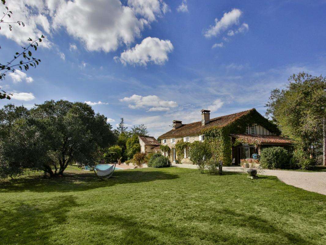 Maison à VIC-FEZENSAC