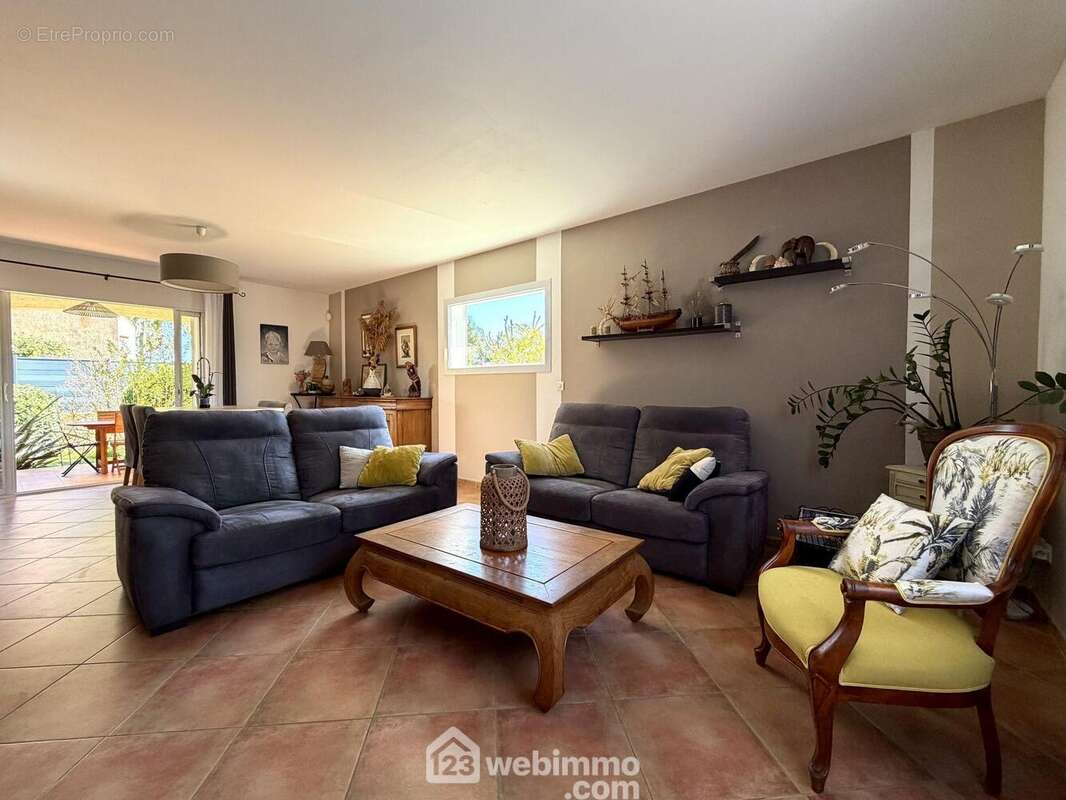 Maison organisée en type 5 + un T1 indépendant - Maison à LUCCIANA