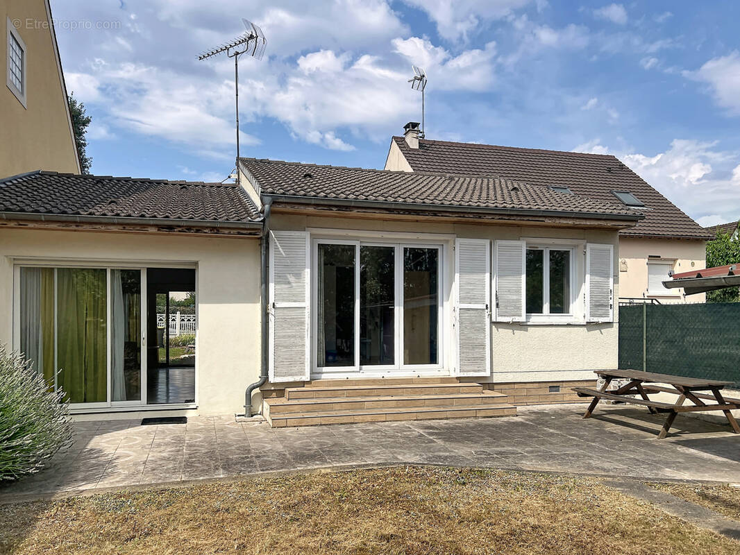 Maison à SAINTE-GENEVIEVE-DES-BOIS