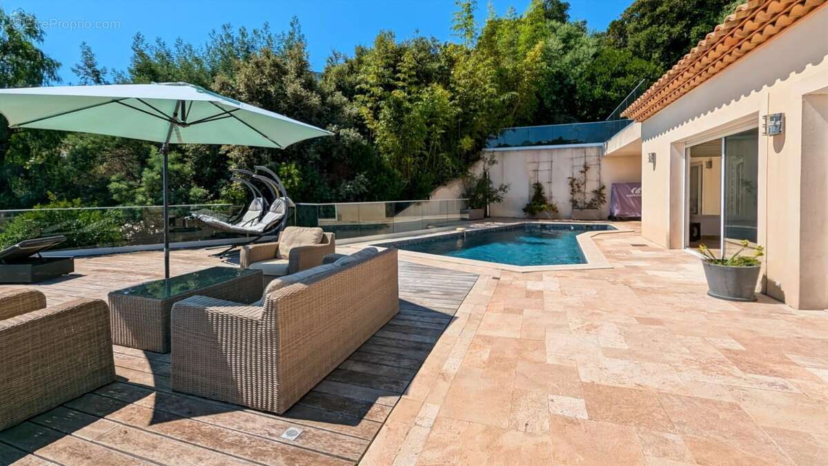 Maison à ROQUEBRUNE-SUR-ARGENS