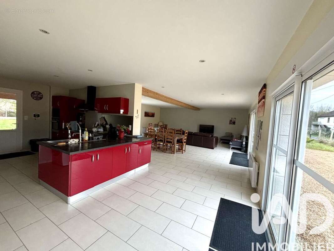 Maison 272 m² à Hommes  - photo 9