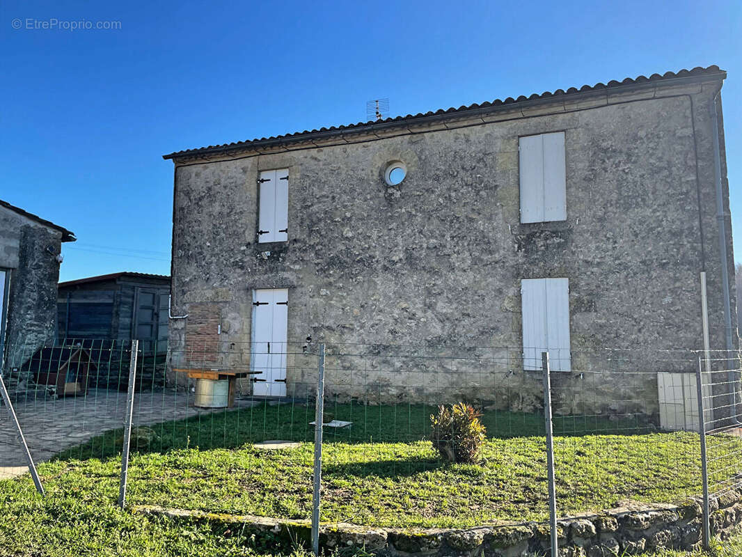 Propriété avec 2 maisons rénovées, une maison à rénover et grandes dépendances - photo 10