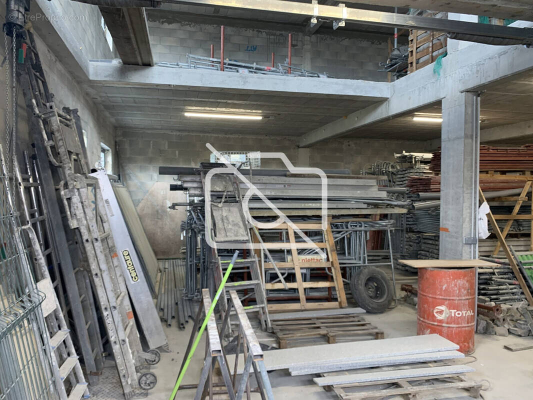 Commerce à VARENNES-JARCY