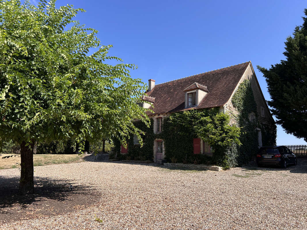 Propriété 10 pièces avec piscine à Chalais (36) - photo 3