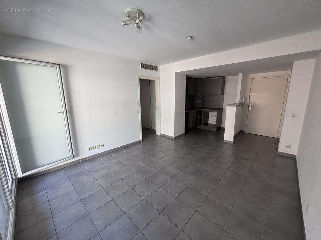 À vendre 13002 T3 Terrasse 2 chambres - photo 6