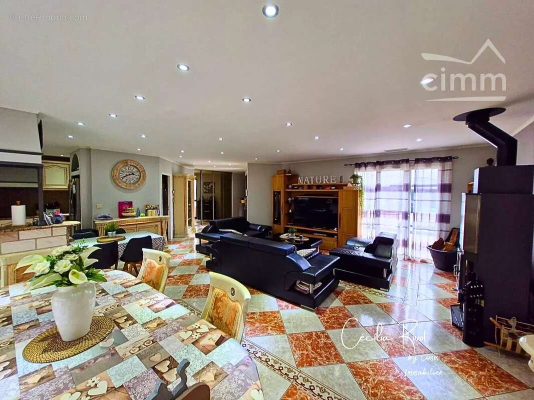 Maison à SAINT-CHRISTOLY-DE-BLAYE