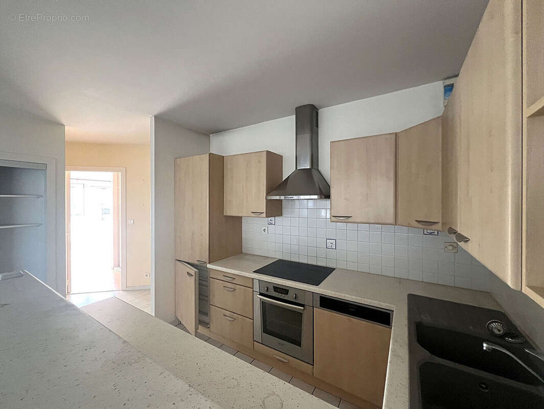 T5 de 98m², balcon terrasse, cave et parking - photo 3